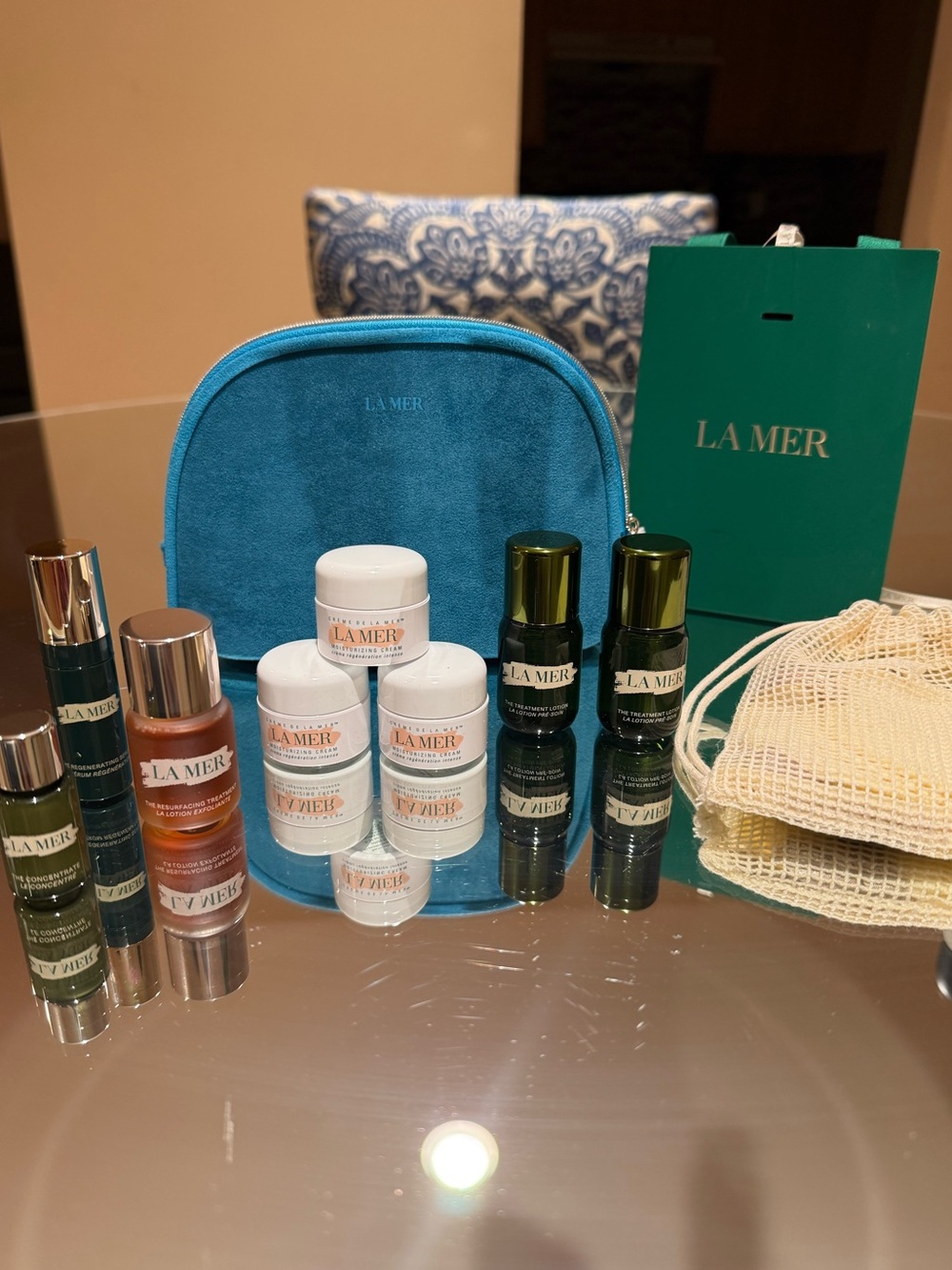 La Mer Luxury Skincare Bundle + Teal Velvet Cosmetic Pouch